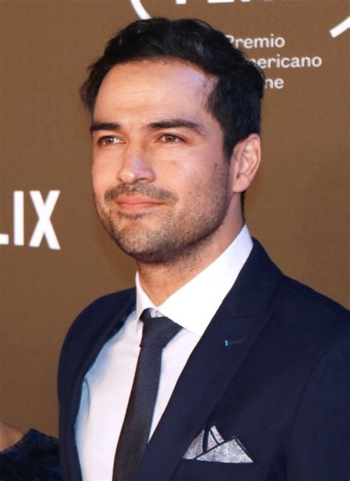 Alfonso Herrera Height, Weight, Age, Girlfriend, Family, Facts, Biography