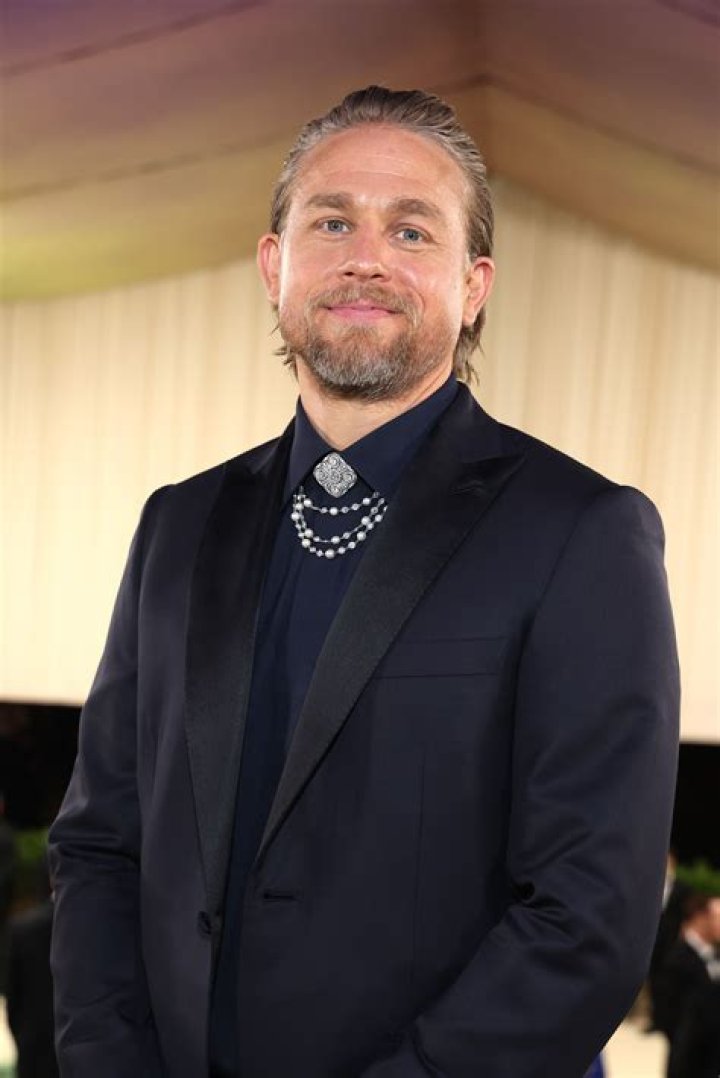 Charlie Hunnam Height, Weight, Age, Girlfriend, Family, Facts, Biography