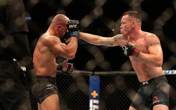 
Colby Covington defeats Robbie Lawler; Pros Reaction on Twitter