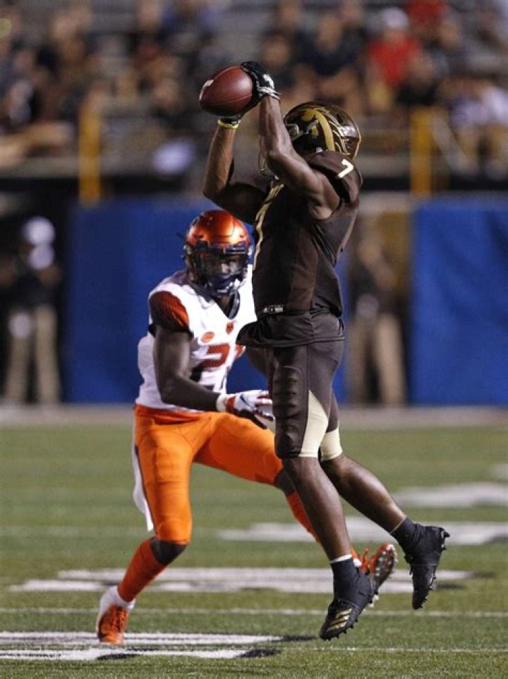 D'Wayne Eskridge's Bio, Stats, Net Worth, Contract, Salary, Girlfriend, Relationship