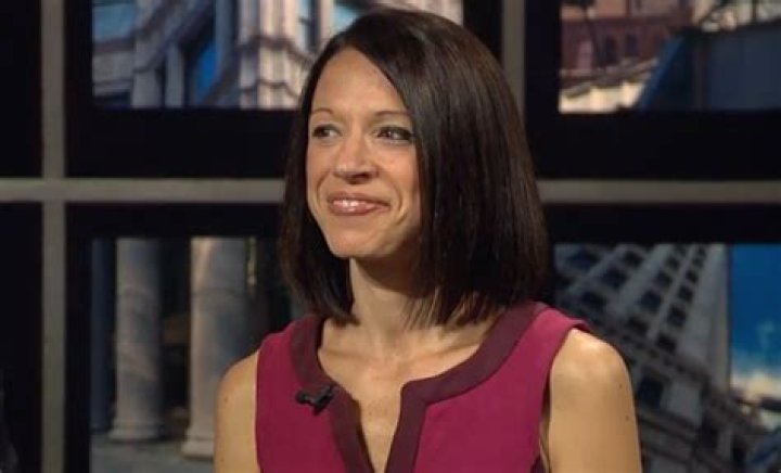 The popular female sportscaster, Dionne Miller earns around $530,000 as a salary and is married to Ray Crawford