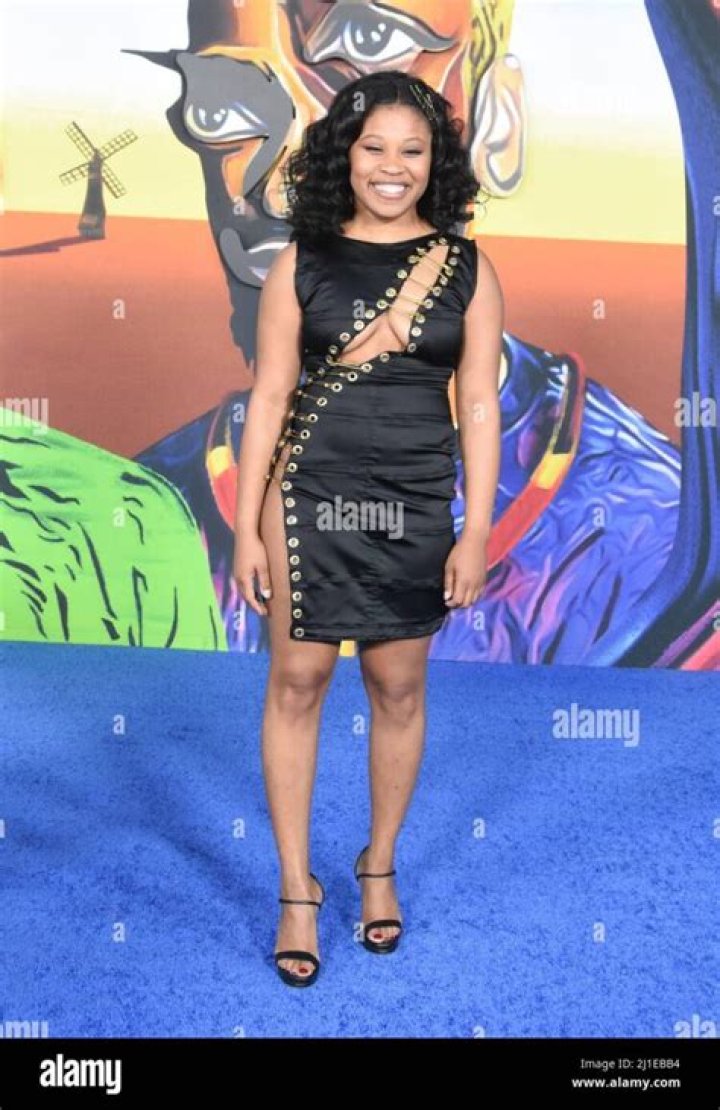 Dominique Fishback Height, Weight, Age, Facts, Parents