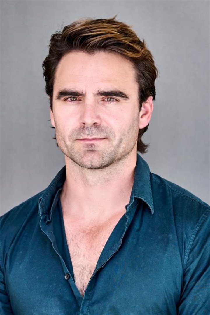 Dustin Clare Height, Weight, Age, Girlfriend, Family, Facts, Biography