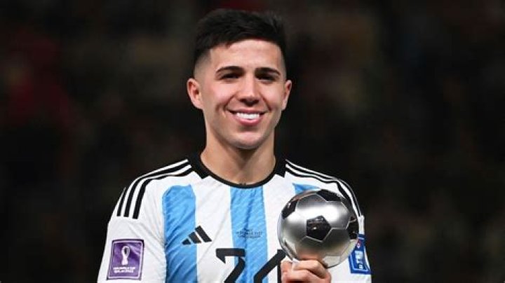 Enzo Fernández Height, Weight, Age, Family, Girlfriend, Biography