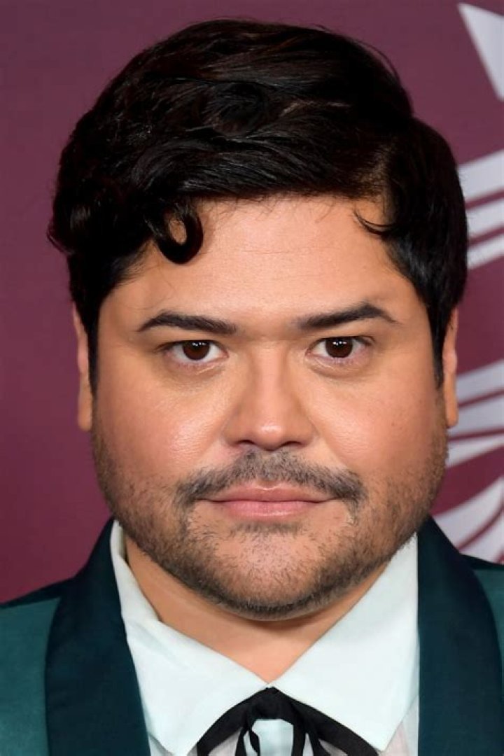 Harvey Guillen Height, Weight, Age, Ethnicity, Family, Favorites