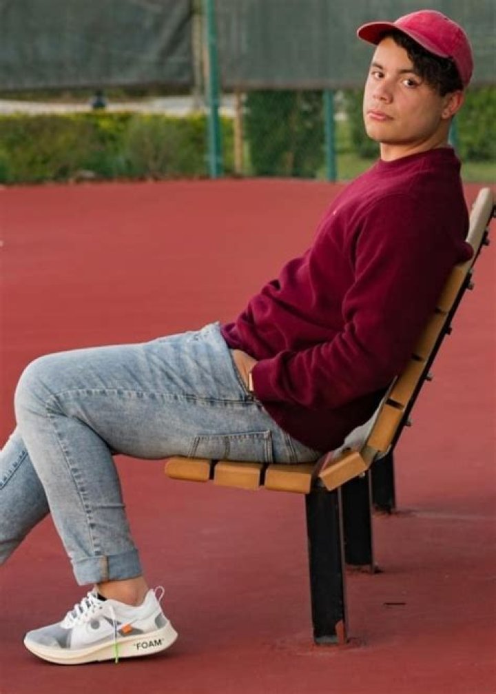 HeyItsDennis Height, Weight, Age, Body Statistics