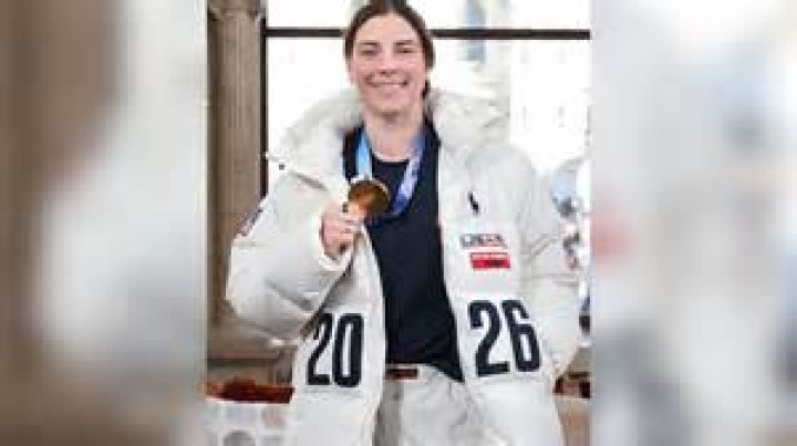 Hilary Knight Bio - tattoo, net worth, boyfriend, salary, married, husband, children, height, stats, career, age, earnings, family