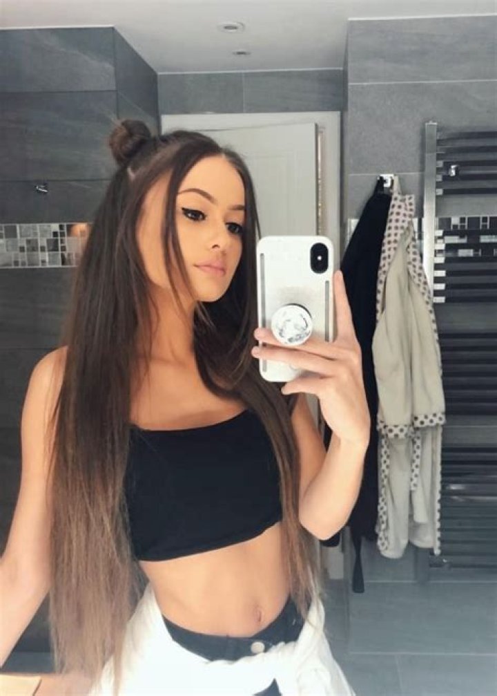 Holly H (YouTuber) Height, Weight, Age, Body, Statistics