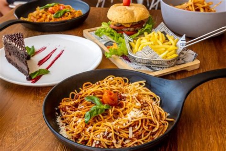 You're Eating Pasta and Burgers Wrong, Etiquette Expert Says