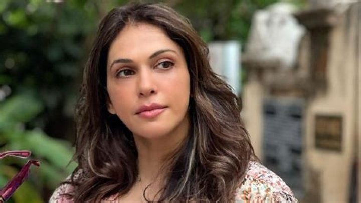 Isha Koppikar Height, Weight, Age, Body Statistics