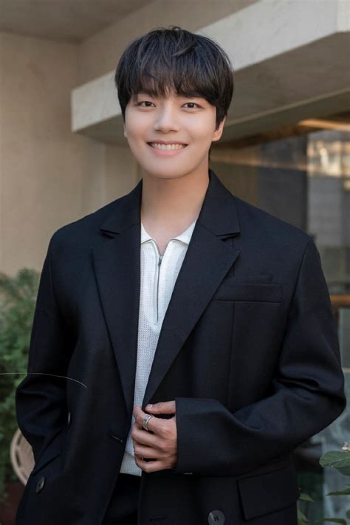 Jin Goo Height, Weight, Age, Spouse, Family, Facts, Biography