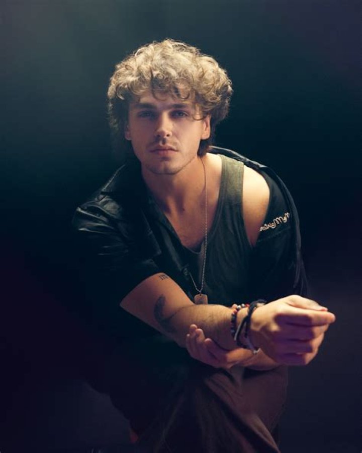 Jonah Marais Height, Weight, Age, Girlfriend, Family, Biography