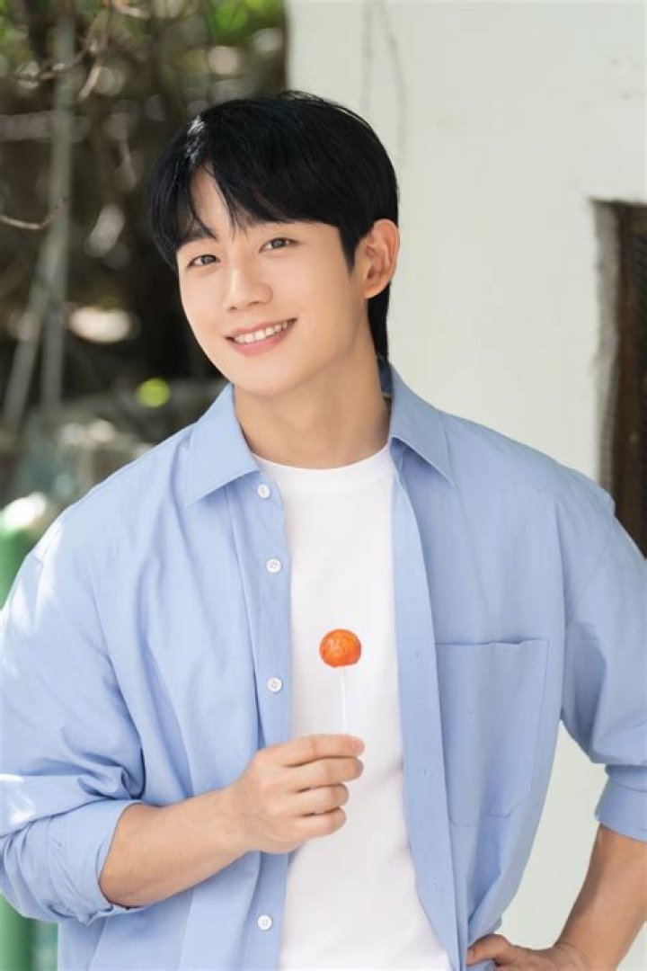 Jung Hae-in Height, Weight, Age, Girlfriend, Biography, Family, Facts