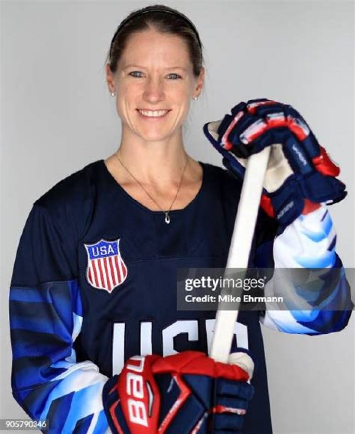 2015 5th highest-paid NWHLers, how much she earns now? Is she dating?