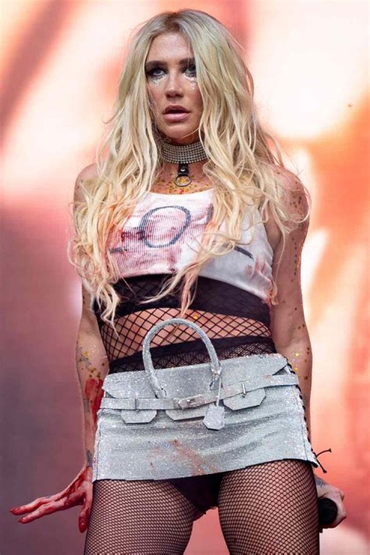 Kesha Height, Weight, Age, Boyfriend, Family, Facts, Biography