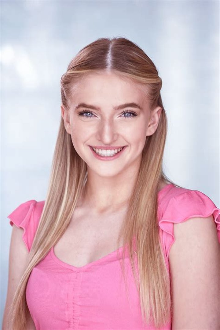 Lilly Bartlam Height, Weight, Age, Boyfriend, Biography, Family, Facts