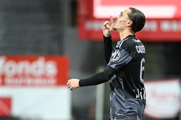 Maxence Caqueret Salary and Net worth (Bio, Age, Family, Girlfriend, Stats, Height)