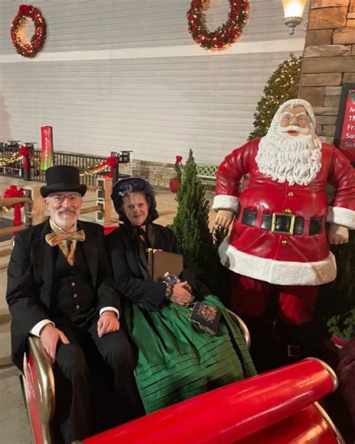 13 Old-Fashioned Christmas Customs We Should Bring Back for 2020