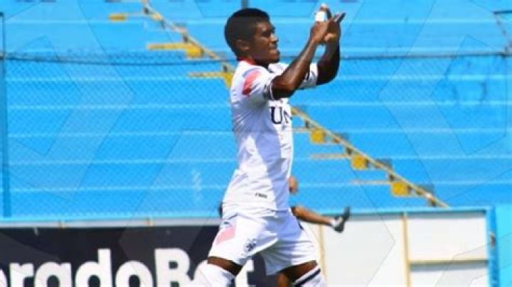 Alianza Lima's Winger Oslimg Mora's Bio, Age, Family, Net Worth, Salary, Contract, Earnings, Wife and Children