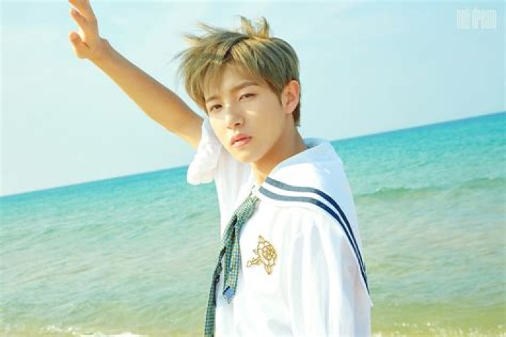 Renjun (NCT) Height, Weight, Age, Girlfriend, Family, Facts, Biography