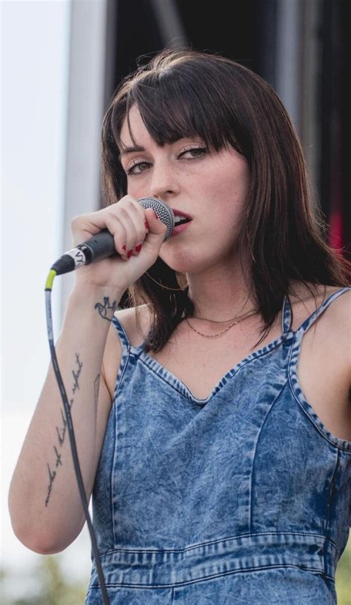 Hire Sasha Sloan for a Corporate Event or Performance Booking.