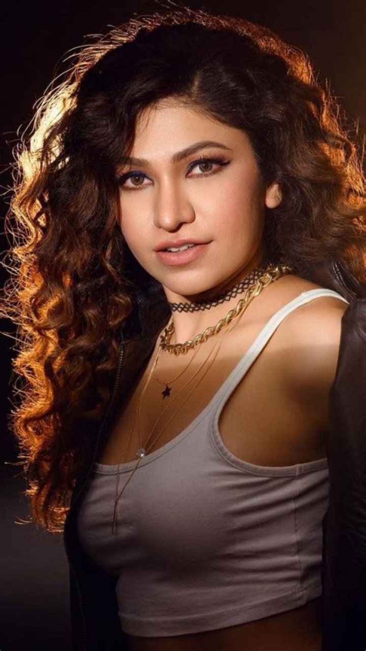 Tulsi Kumar Height, Weight, Age, Spouse, Family, Facts, Biography