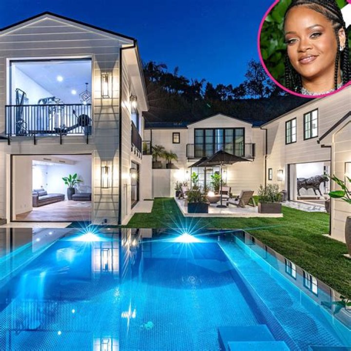 Where Does Rihanna Live?