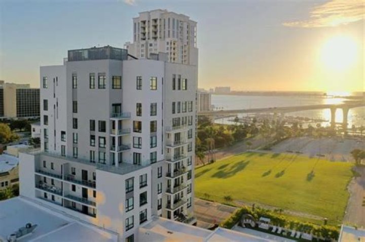 Where Does Tom Cruise Live?