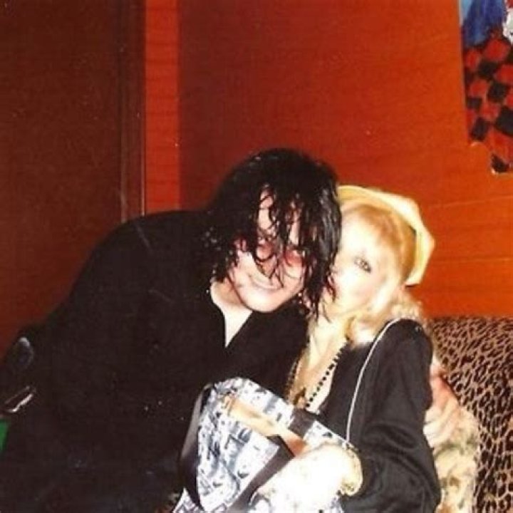 Who is Gerard Way Dating Now